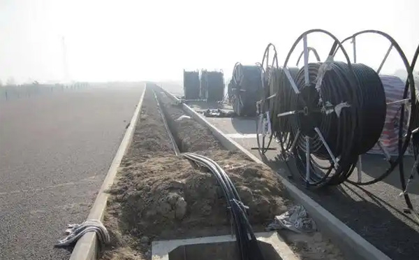 和政光缆施工如何应对复杂地形布线难题？